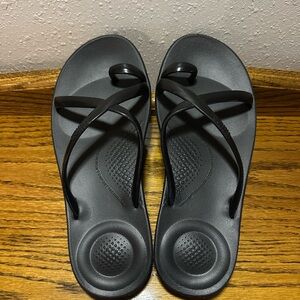 Sleek Black Sandals with Crisscross Straps and Contoured Sole